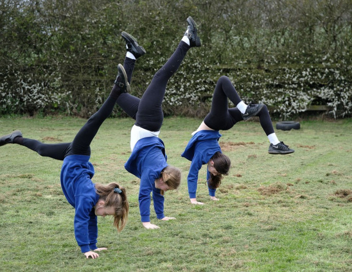 hub-handstand